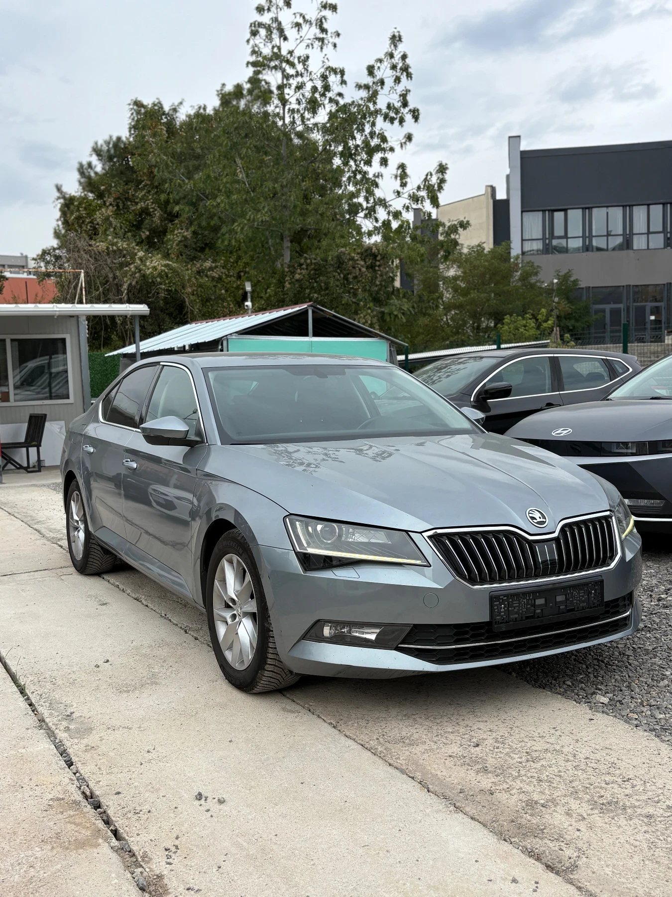 Skoda Superb 2.0TDi* АЛКАНАТАРА* ЕЛ* ПАМЕТ, снимка 3 - Автомобили и джипове - 56225104