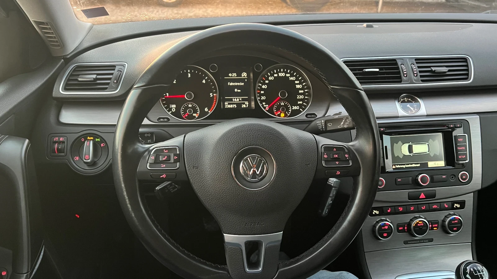 VW Passat 2.0 140 Безупречен, снимка 8 - Автомобили и джипове - 56261454