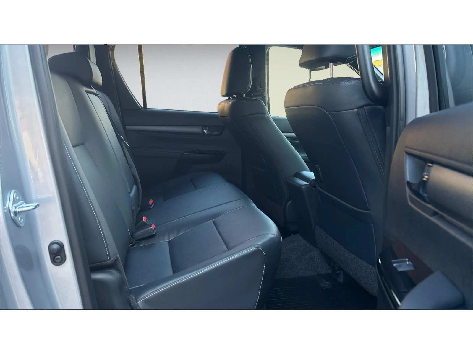Toyota Hilux 2.8 INVINCIBLE JBL 6AT, ������� ������ �� 331   | Mobile.bg � ����������� 7