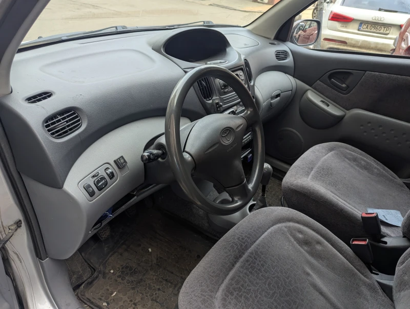 Toyota Yaris verso 1.3, снимка 12 - Автомобили и джипове - 48470704