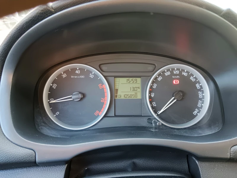 Skoda Fabia 1.2 HTP, снимка 11 - Автомобили и джипове - 53488432