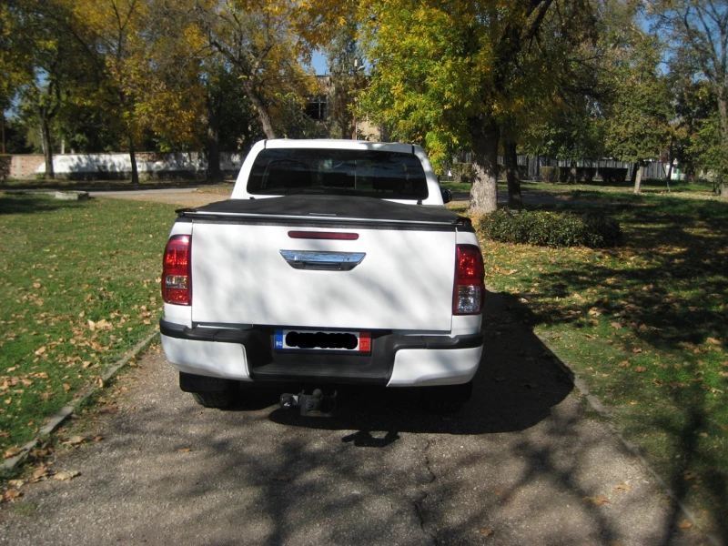 Toyota Hilux 2.4D4D, снимка 5 - Автомобили и джипове - 47683644