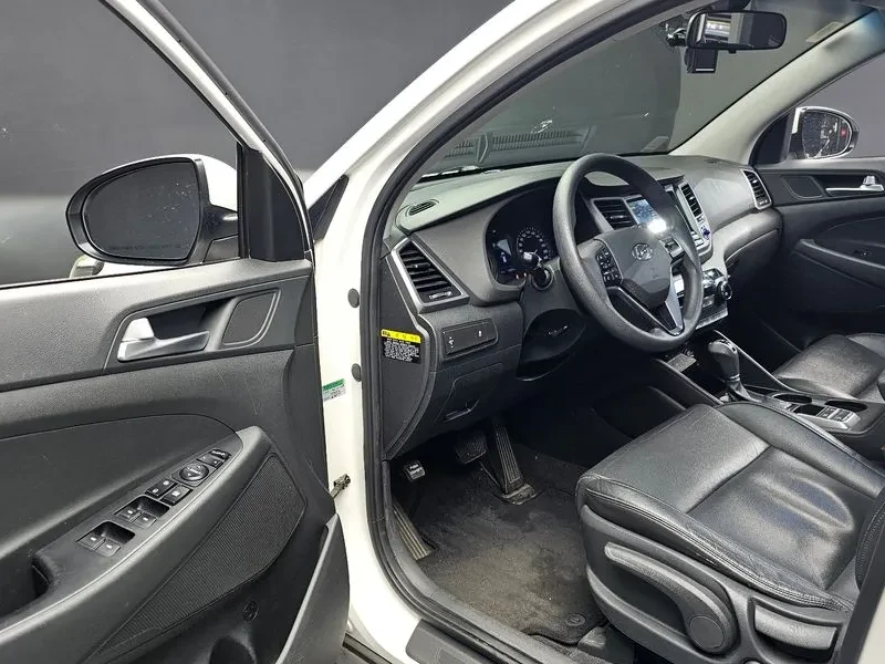 Hyundai Tucson 1.7 2WD STYLE, снимка 10 - Автомобили и джипове - 55801540