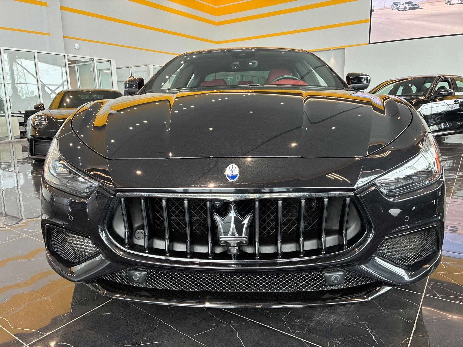 Maserati Ghibli MODENA Q4 С РЕГИСТРАЦИЯ & АВТО КРЕДИТ, снимка 2 - Автомобили и джипове - 53947347