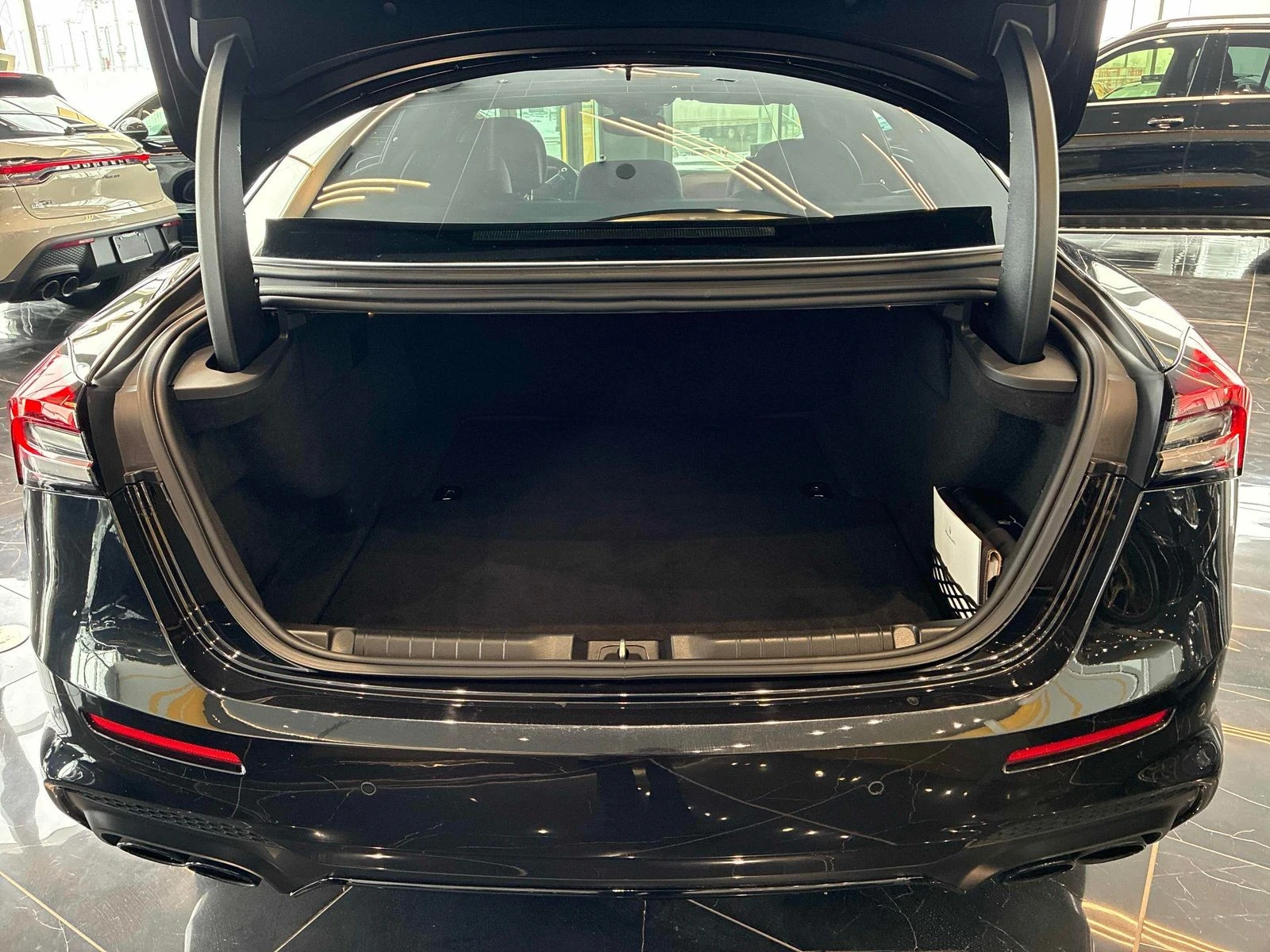 Maserati Ghibli MODENA Q4 С РЕГИСТРАЦИЯ & АВТО КРЕДИТ, снимка 12 - Автомобили и джипове - 53947347