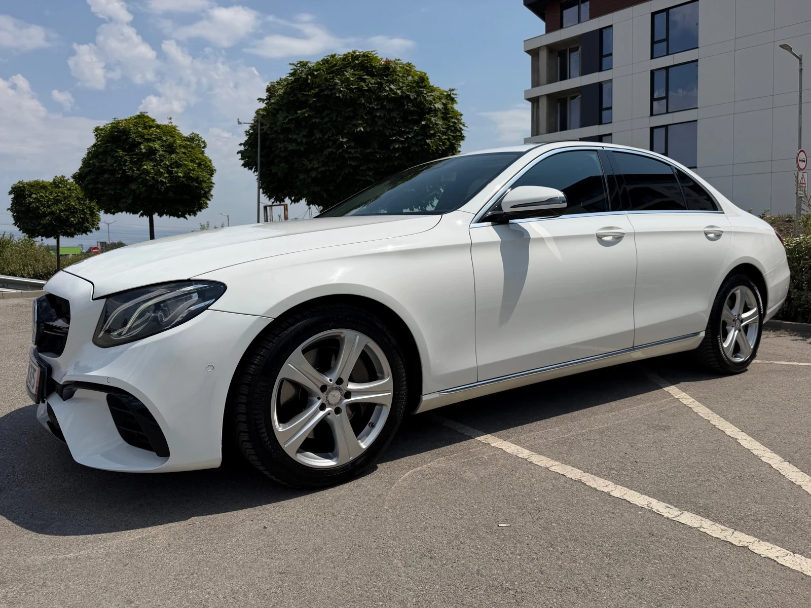 Mercedes-Benz E 350 AMG* DISTRONIG* ДИГИТАЛНО ТАБЛО* ВСИЧКИ ЕКСТРИ, снимка 2 - Автомобили и джипове - 55661239