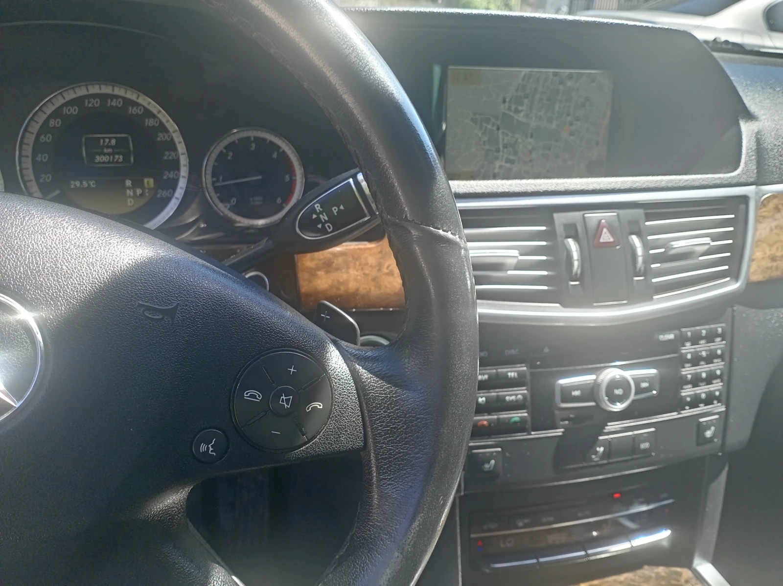 Mercedes-Benz E 200, снимка 9 - Автомобили и джипове - 55885980