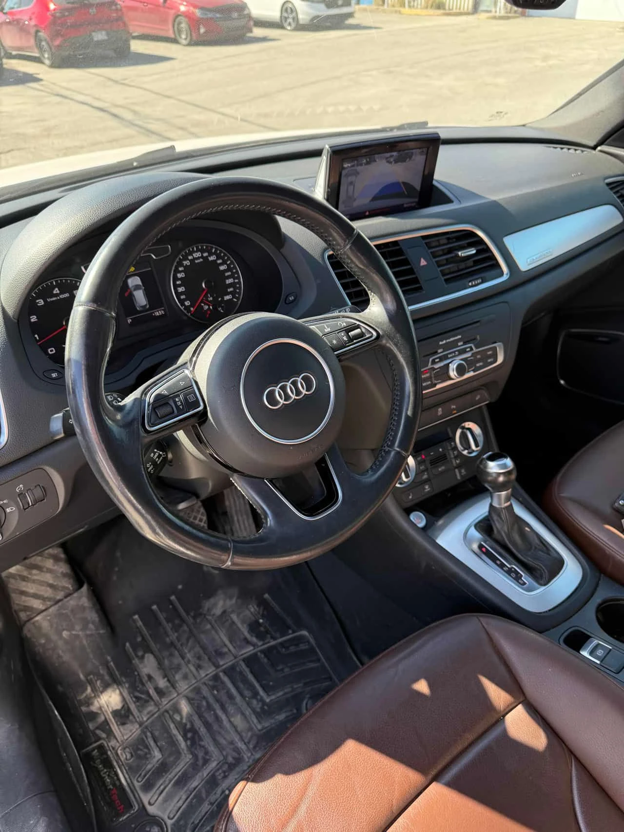 Audi Q3 Technik/CARFAX/ПАНОРАМА/ВТОРИ ГУМИ И ДЖАНТИ, снимка 8 - Автомобили и джипове - 54336255