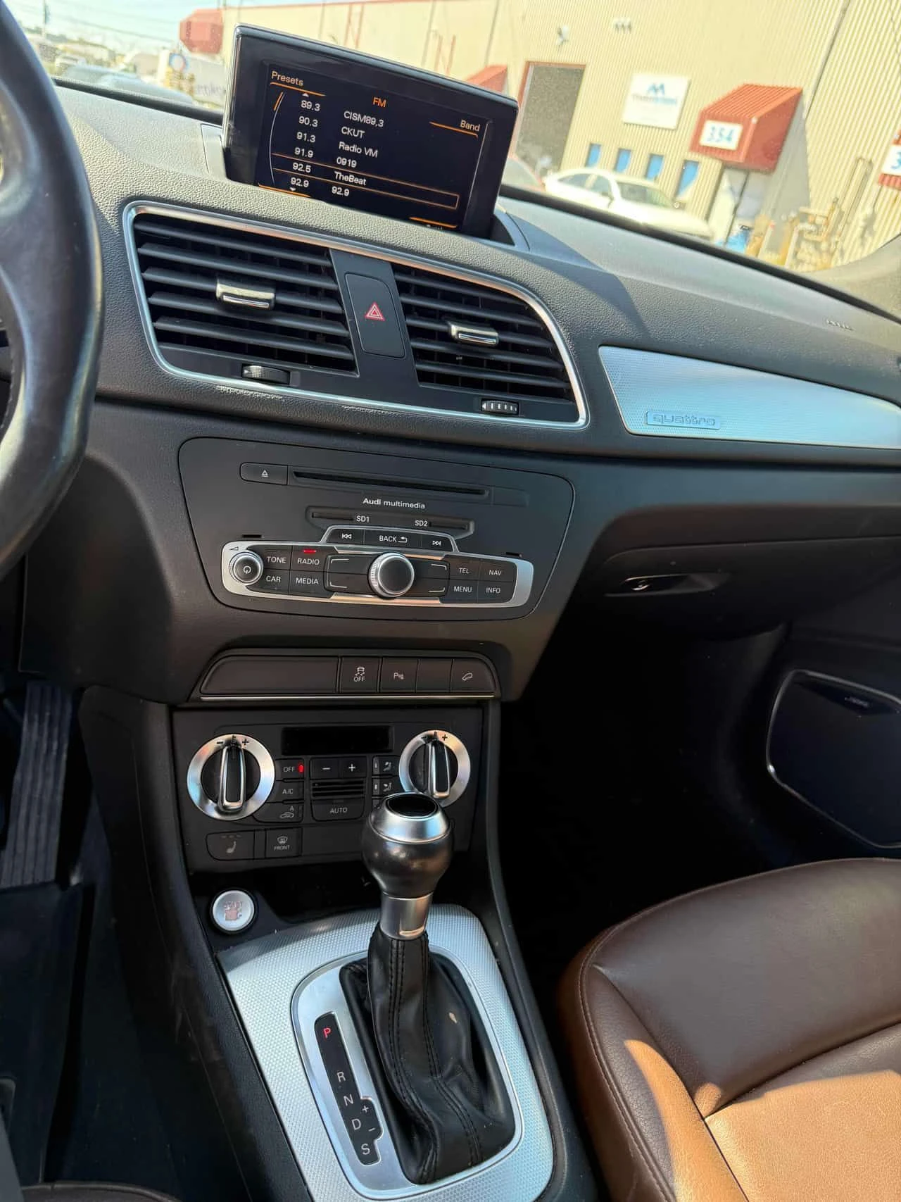 Audi Q3 Technik/CARFAX/ПАНОРАМА/ВТОРИ ГУМИ И ДЖАНТИ, снимка 10 - Автомобили и джипове - 54336255