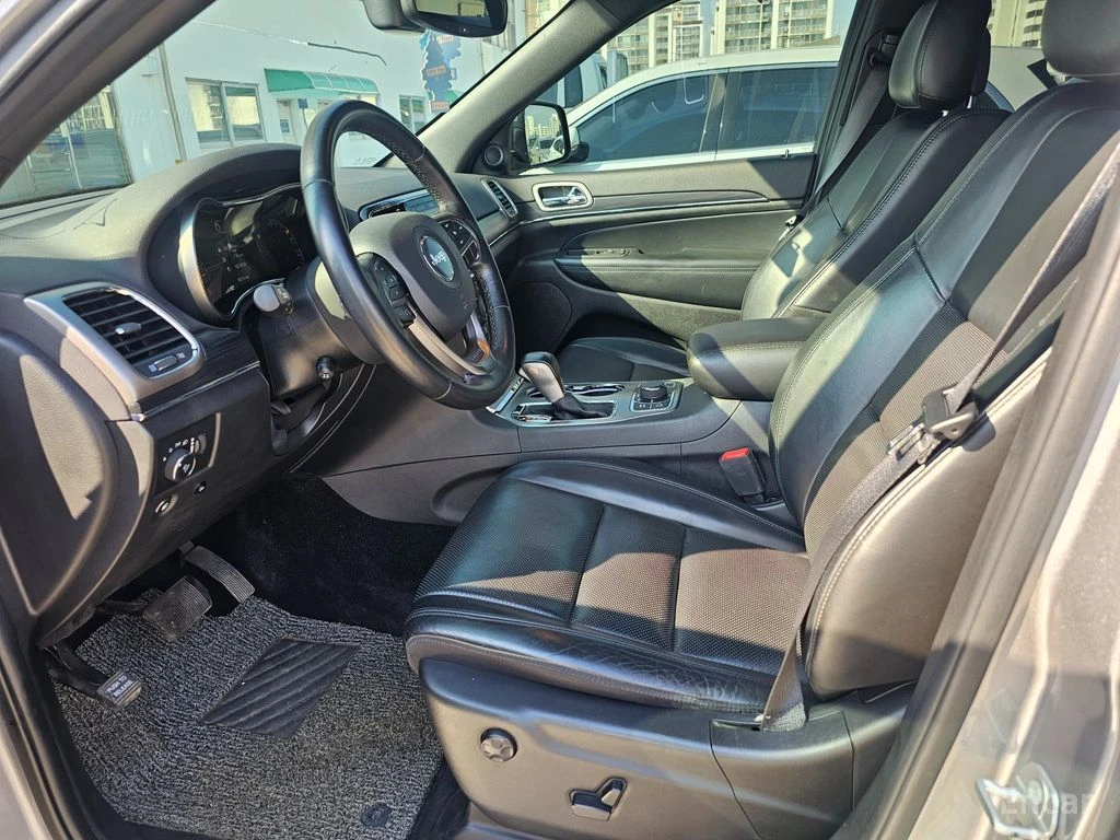 Jeep Grand cherokee 3.6* V6* 8ZF* ПОДГРЕВ* ОБДУХВАНЕ* КАМЕРА* ПАНОРАМА, снимка 14 - Автомобили и джипове - 56234084