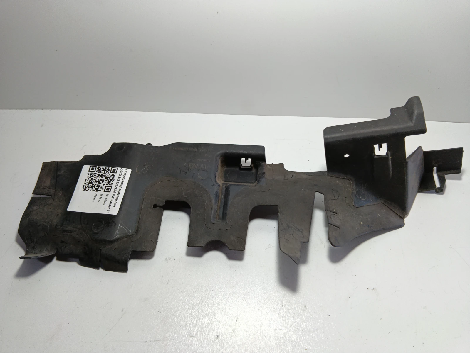 въздуховод радиатор ляв 2,0TSI 3C8121283A VW Passat CC