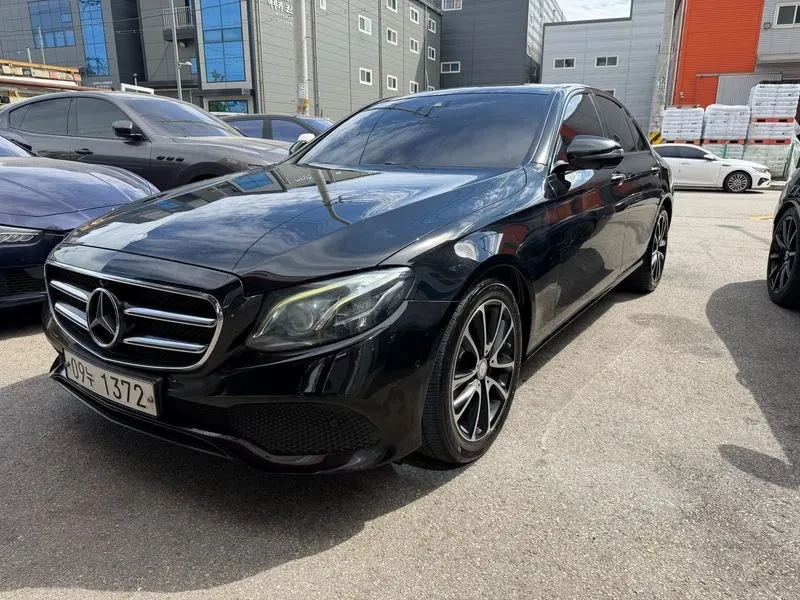 Mercedes-Benz E 300 4MATIC - САМО 30% АВАНС, снимка 2 - Автомобили и джипове - 56266492