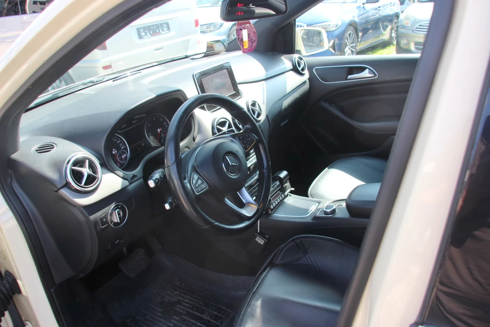 Mercedes-Benz B 180 CDI  AUTOMATIC  2015 г.  TAXI, снимка 9 - Автомобили и джипове - 53976431