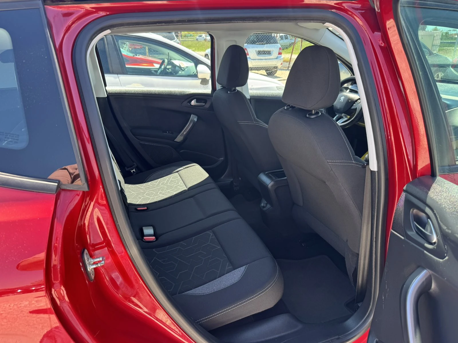 Peugeot 2008 1.2i GAZ, снимка 13 - Автомобили и джипове - 54440294