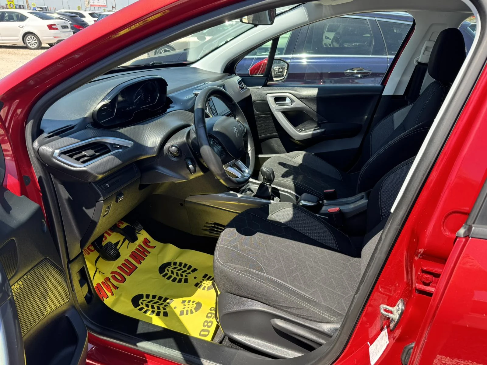 Peugeot 2008 1.2i GAZ, снимка 12 - Автомобили и джипове - 54440294