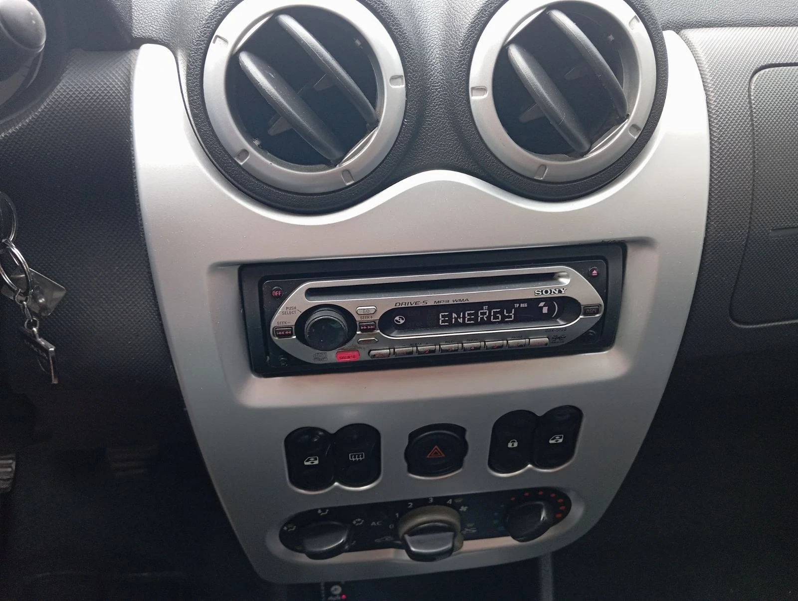Dacia Sandero Газ/бензин, снимка 15 - Автомобили и джипове - 54737303