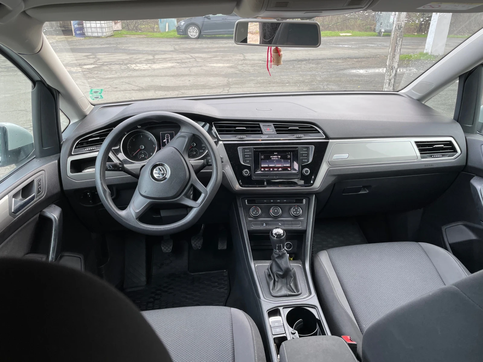 VW Touran 1.6 TDI * 7 местен* EURO6B, снимка 6 - Автомобили и джипове - 55410466