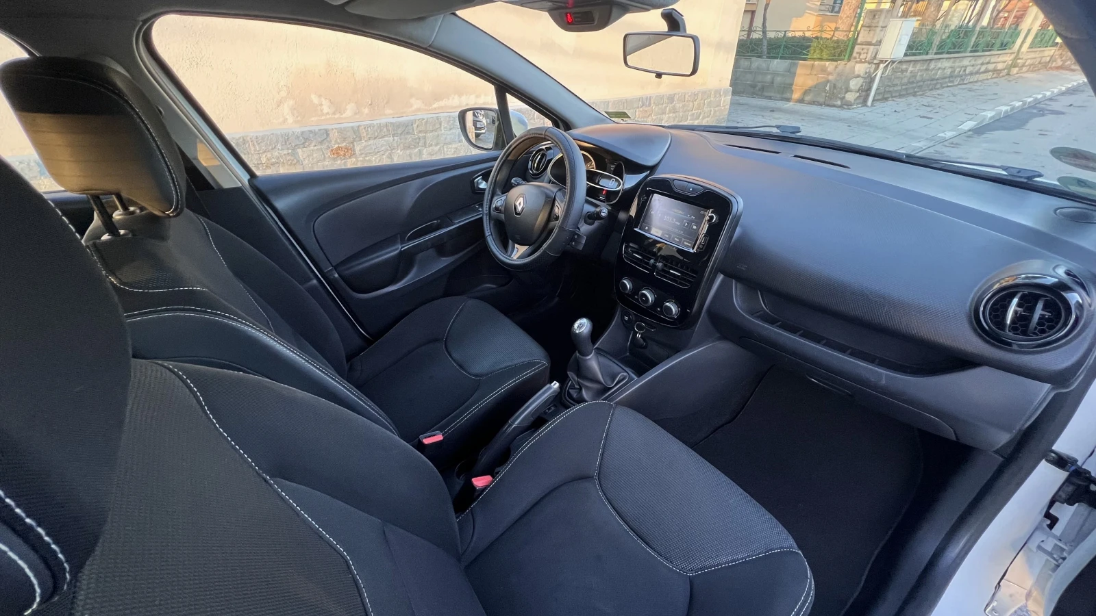 Renault Clio 1.2i 2015г, снимка 9 - Автомобили и джипове - 56075056