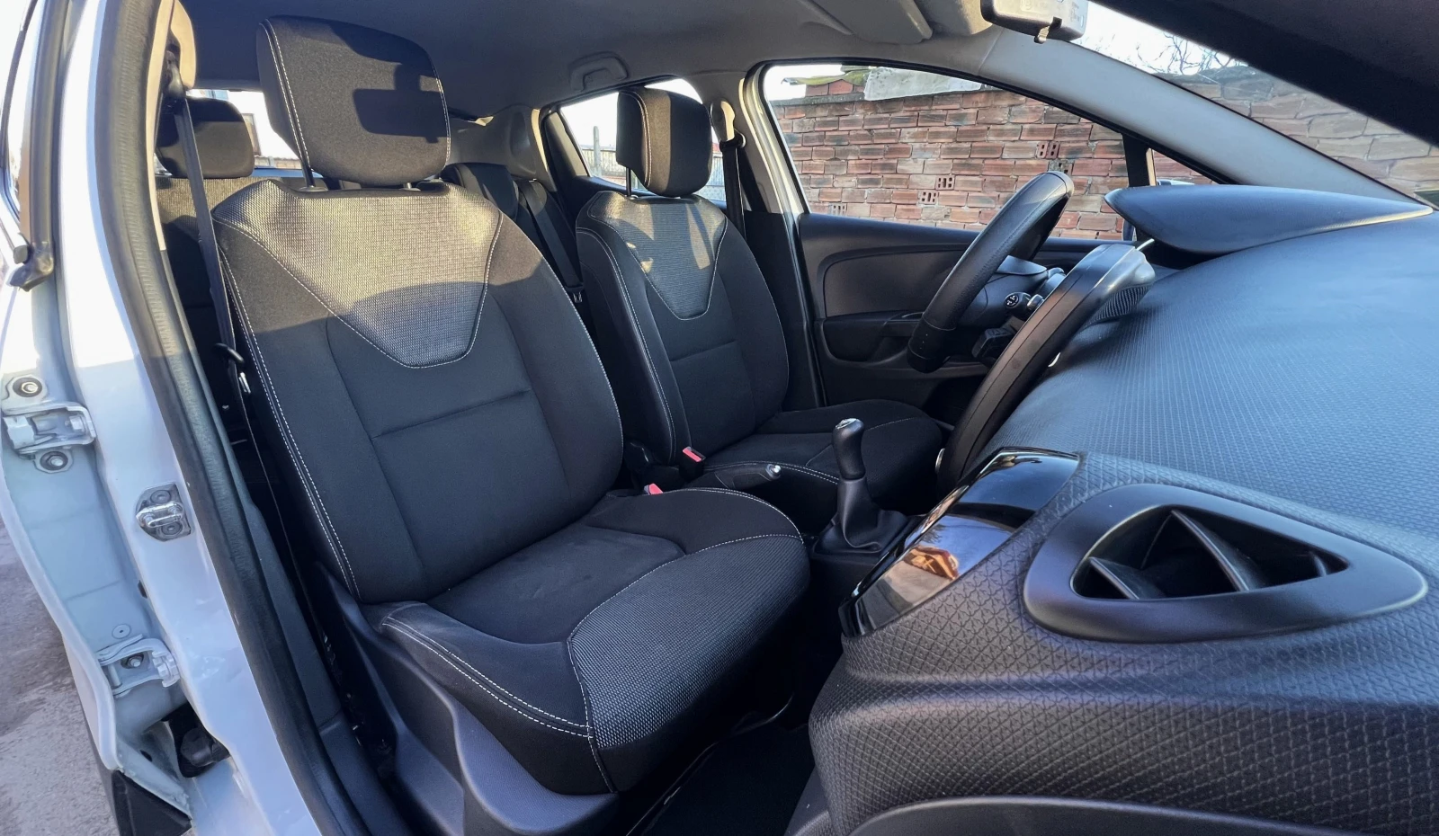 Renault Clio 1.2i 2015г, снимка 8 - Автомобили и джипове - 56075056