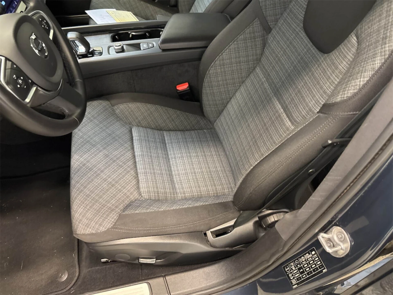 Volvo V60 2.0 B4 D MHEV ESSENTIAL NAVI LED, снимка 16 - Автомобили и джипове - 56163556