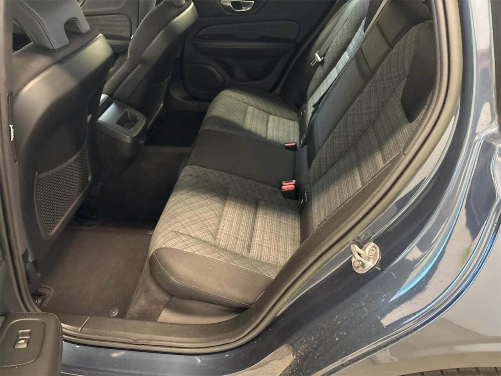 Volvo V60 2.0 B4 D MHEV ESSENTIAL NAVI LED, снимка 17 - Автомобили и джипове - 56163556