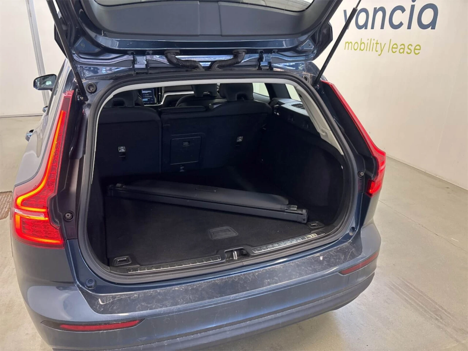 Volvo V60 2.0 B4 D MHEV ESSENTIAL NAVI LED, снимка 9 - Автомобили и джипове - 56163556