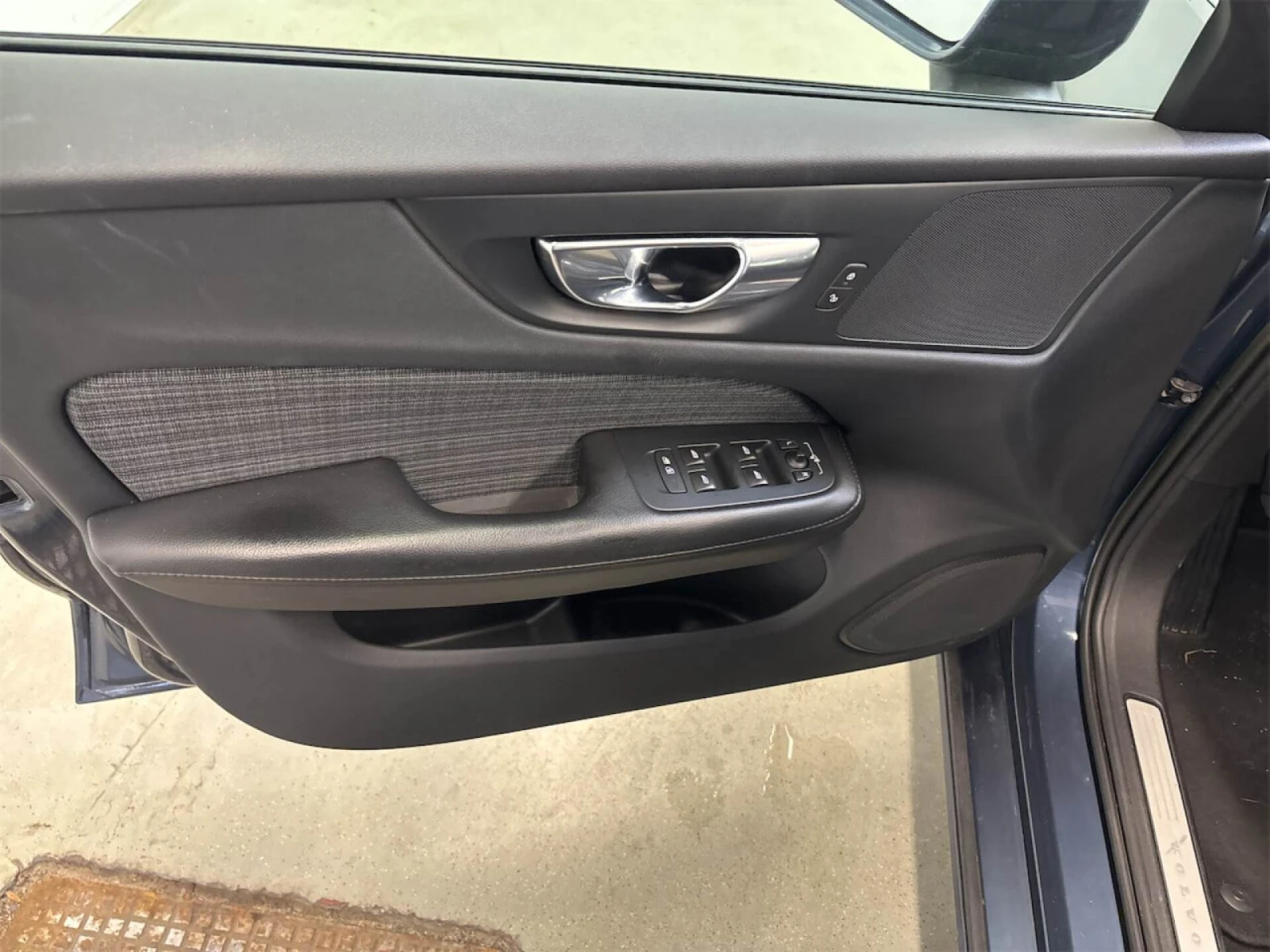 Volvo V60 2.0 B4 D MHEV ESSENTIAL NAVI LED, снимка 15 - Автомобили и джипове - 56163556
