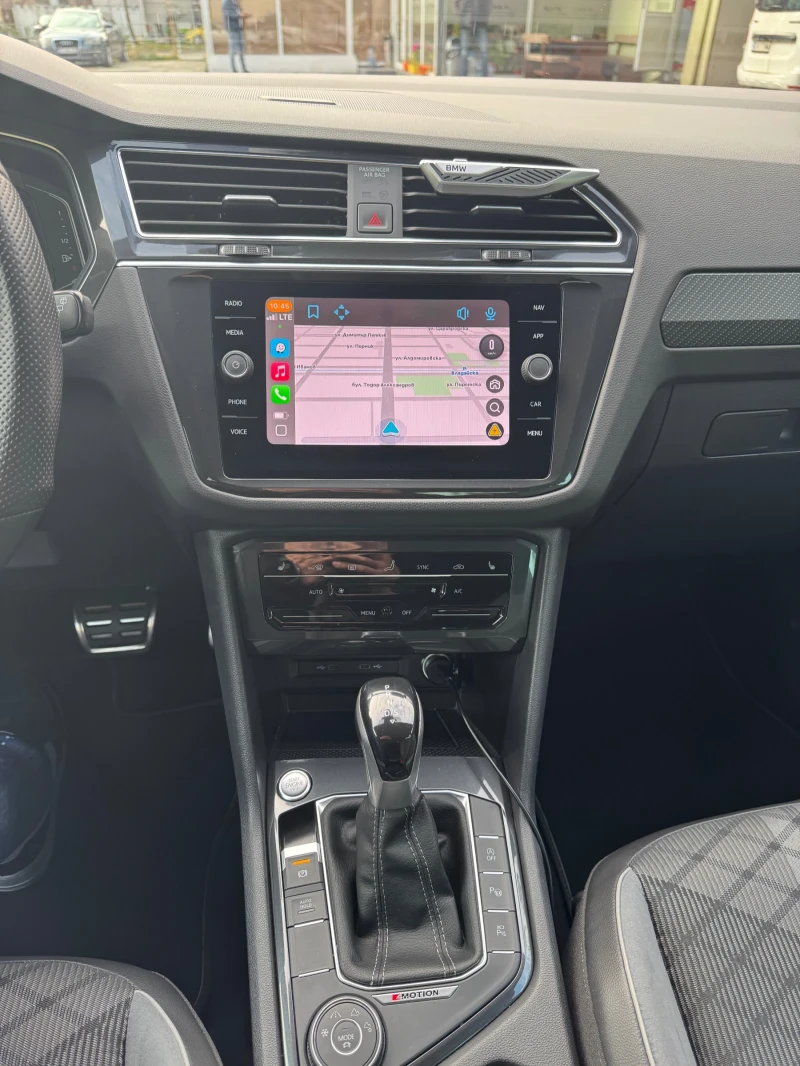 VW Tiguan 2.0 TDI-SCR 4MOTION 360 Градуса, снимка 13 - Автомобили и джипове - 52450001