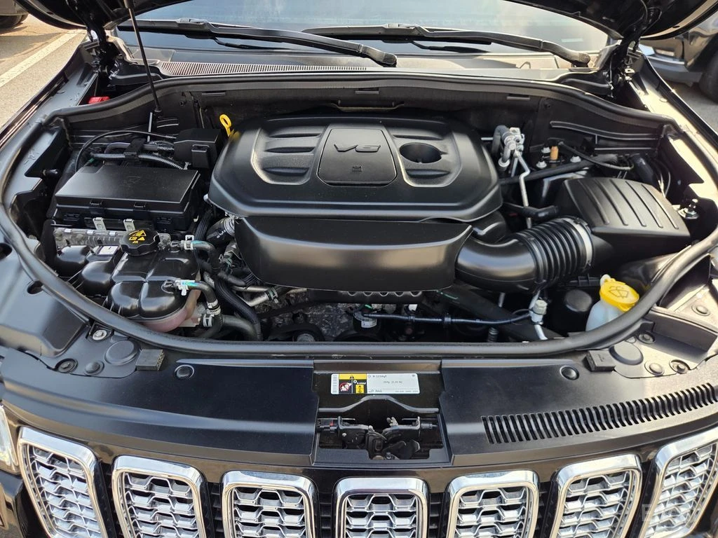 Jeep Grand cherokee 3.6* V6* 8ZF* OVERLAND* ДИСТРОНИК* ОБДУХВАНЕ* КАМЕ, снимка 17 - Автомобили и джипове - 55554907