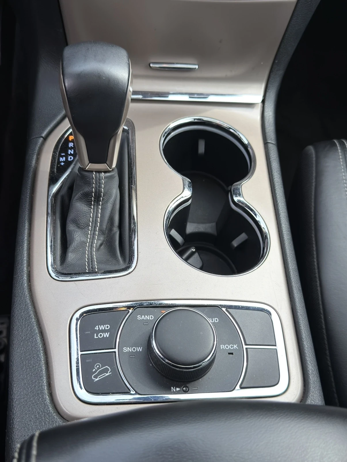 Jeep Grand cherokee 3.6 Limited/4x4/Full/Led, снимка 12 - Автомобили и джипове - 56245838