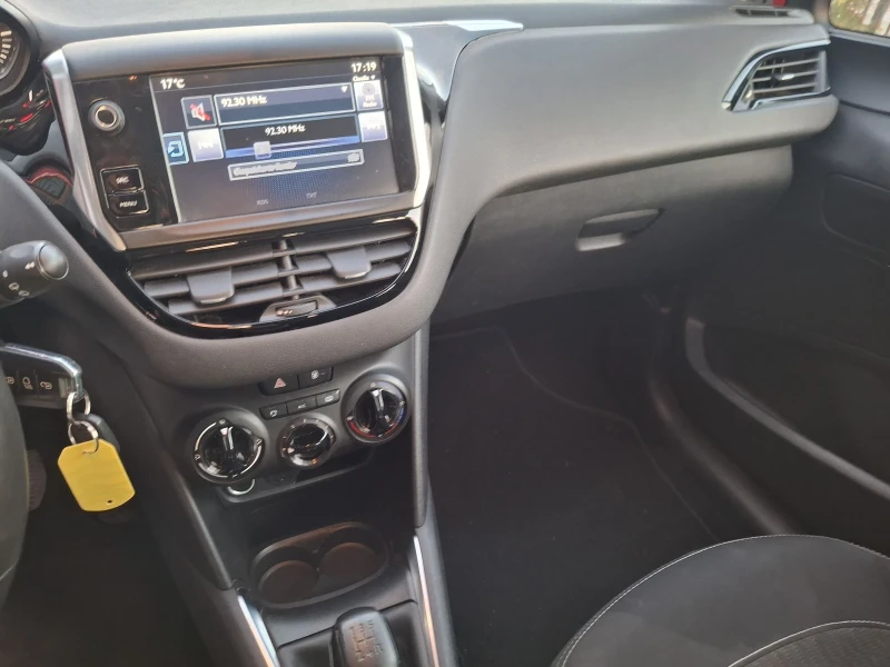 Peugeot 208 1.2benzin * euro6 * COC  * * TOP, снимка 16 - Автомобили и джипове - 52110461