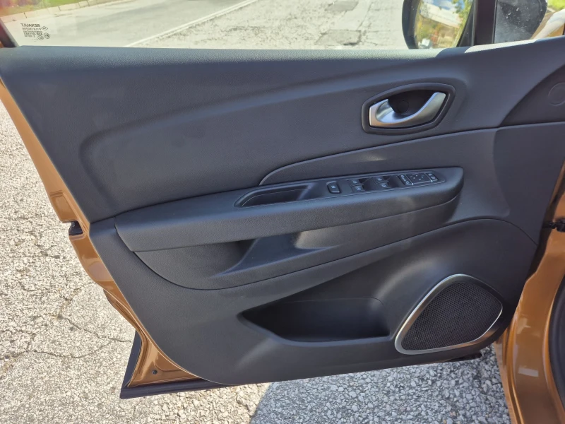 Renault Captur 1.5DCI, снимка 13 - Автомобили и джипове - 52120570