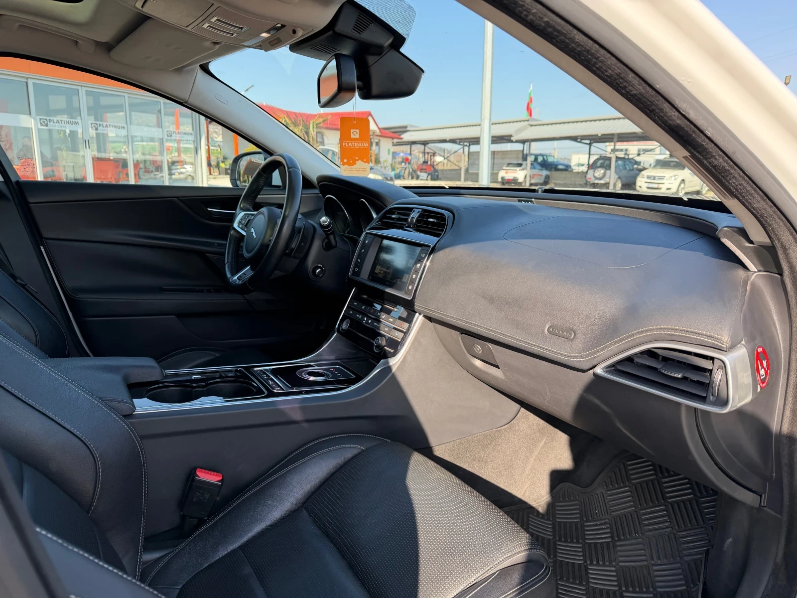 Jaguar XE, снимка 11 - Автомобили и джипове - 53854842