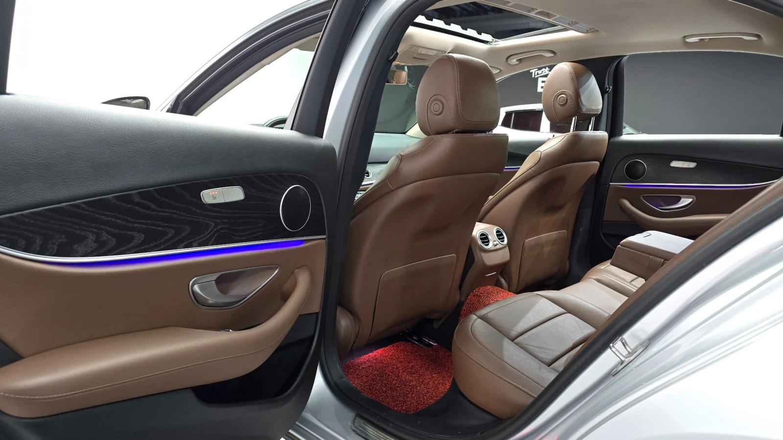 Mercedes-Benz E 220 Avantgarde | Panoramic Roof | Memory Seats, снимка 10 - Автомобили и джипове - 54864999