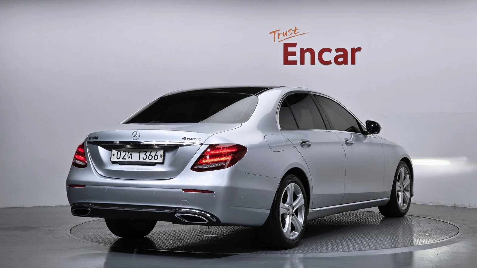Mercedes-Benz E 220 Avantgarde | Panoramic Roof | Memory Seats, снимка 2 - Автомобили и джипове - 54864999