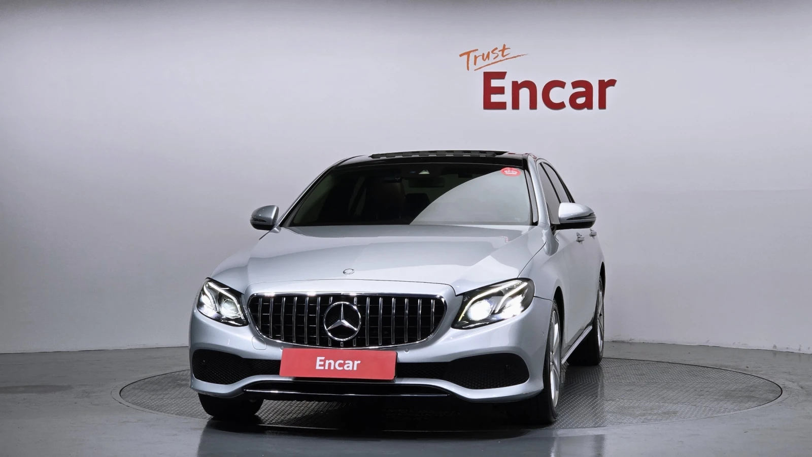 Mercedes-Benz E 220 Avantgarde | Panoramic Roof | Memory Seats, снимка 3 - Автомобили и джипове - 54864999