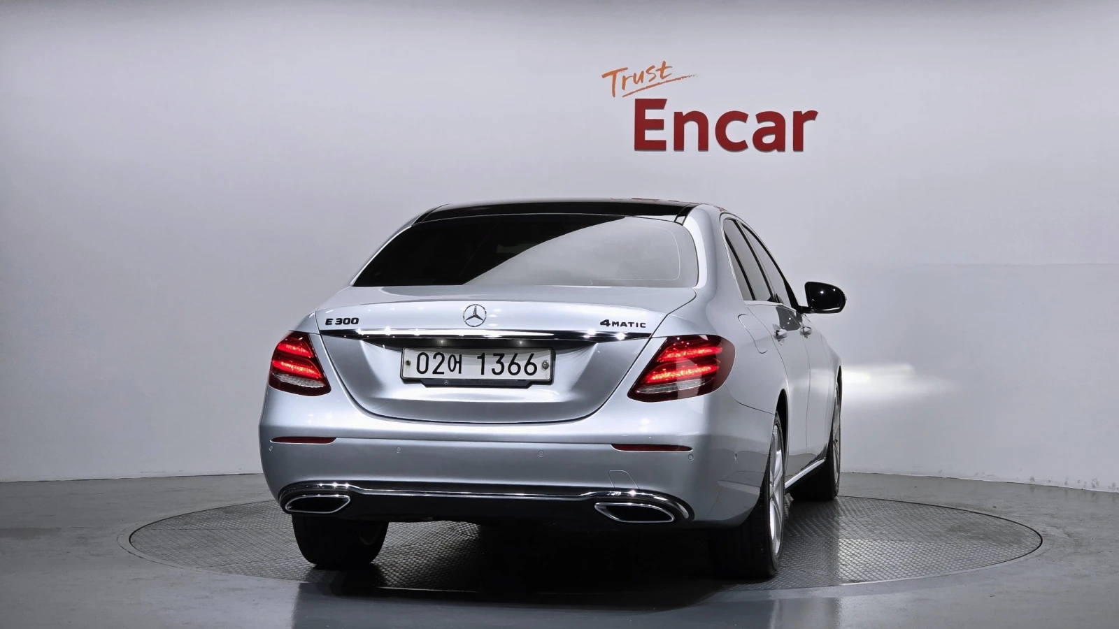 Mercedes-Benz E 220 Avantgarde | Panoramic Roof | Memory Seats, снимка 4 - Автомобили и джипове - 54864999