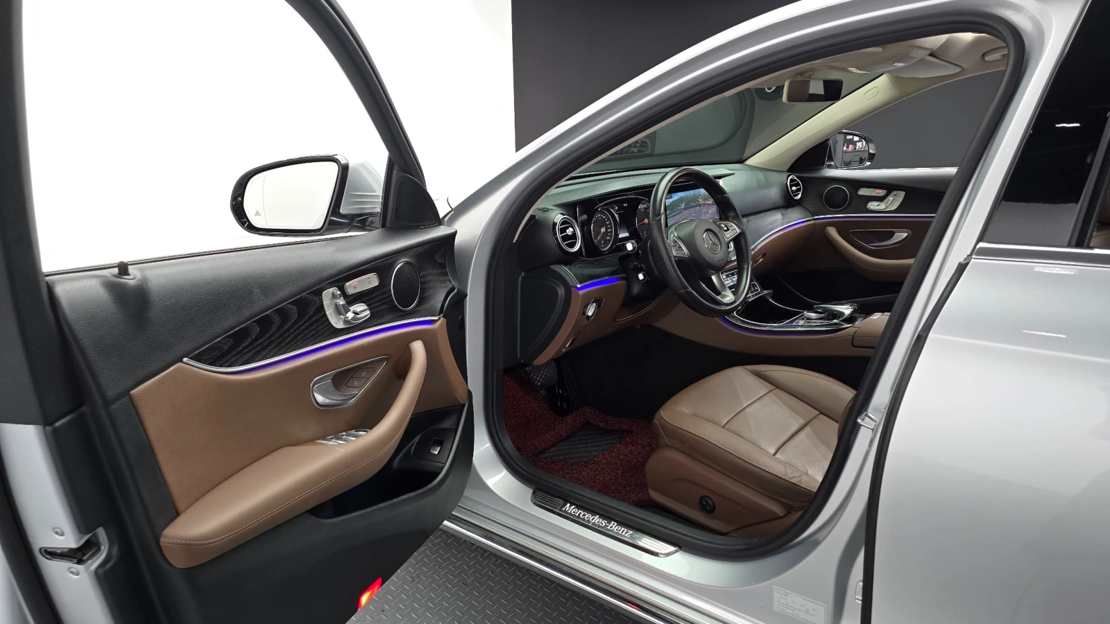 Mercedes-Benz E 220 Avantgarde | Panoramic Roof | Memory Seats, снимка 9 - Автомобили и джипове - 54864999