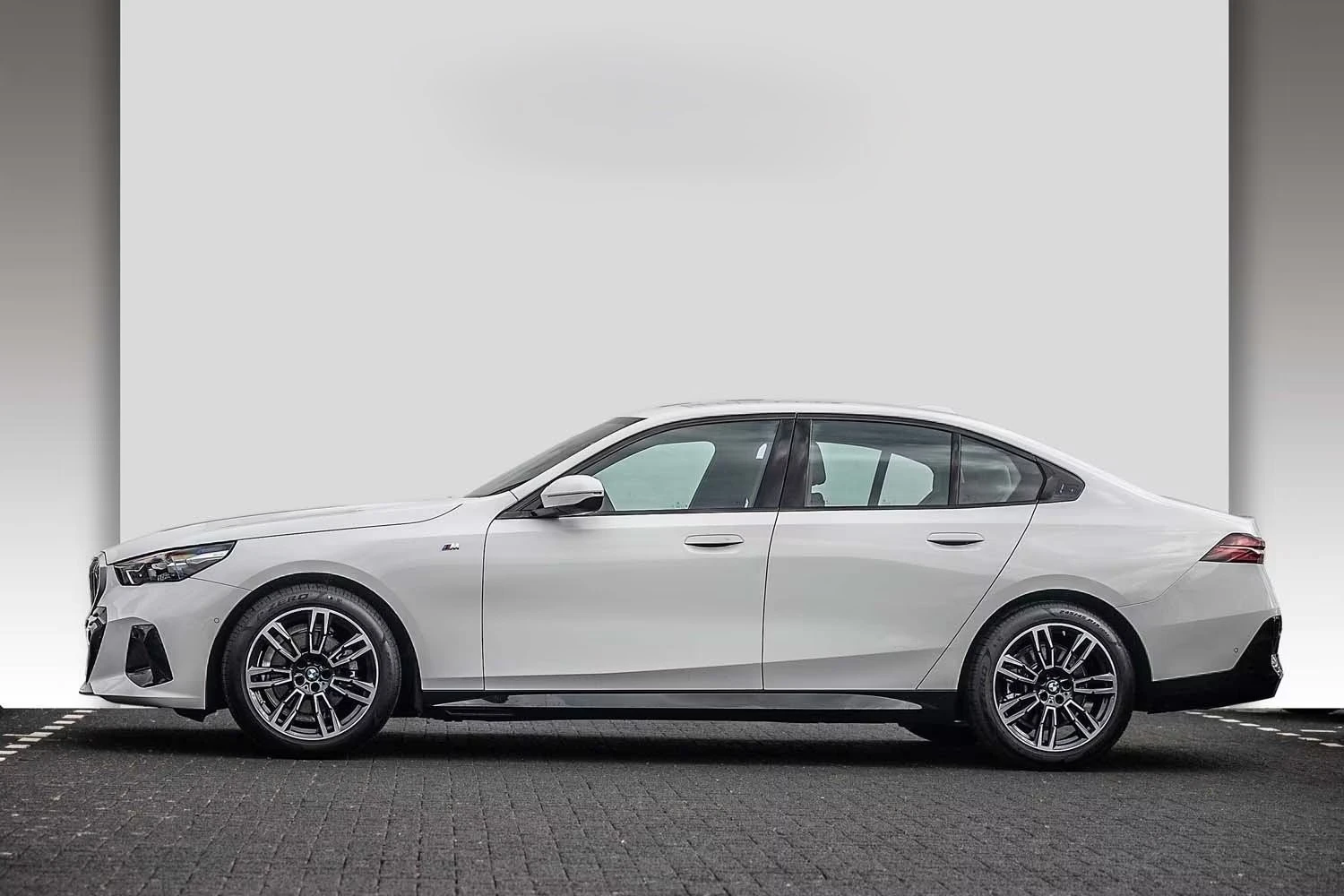 BMW 520 d M Sport/HARMAN KARDON/INDIVIDUAL, снимка 2 - Автомобили и джипове - 55263179