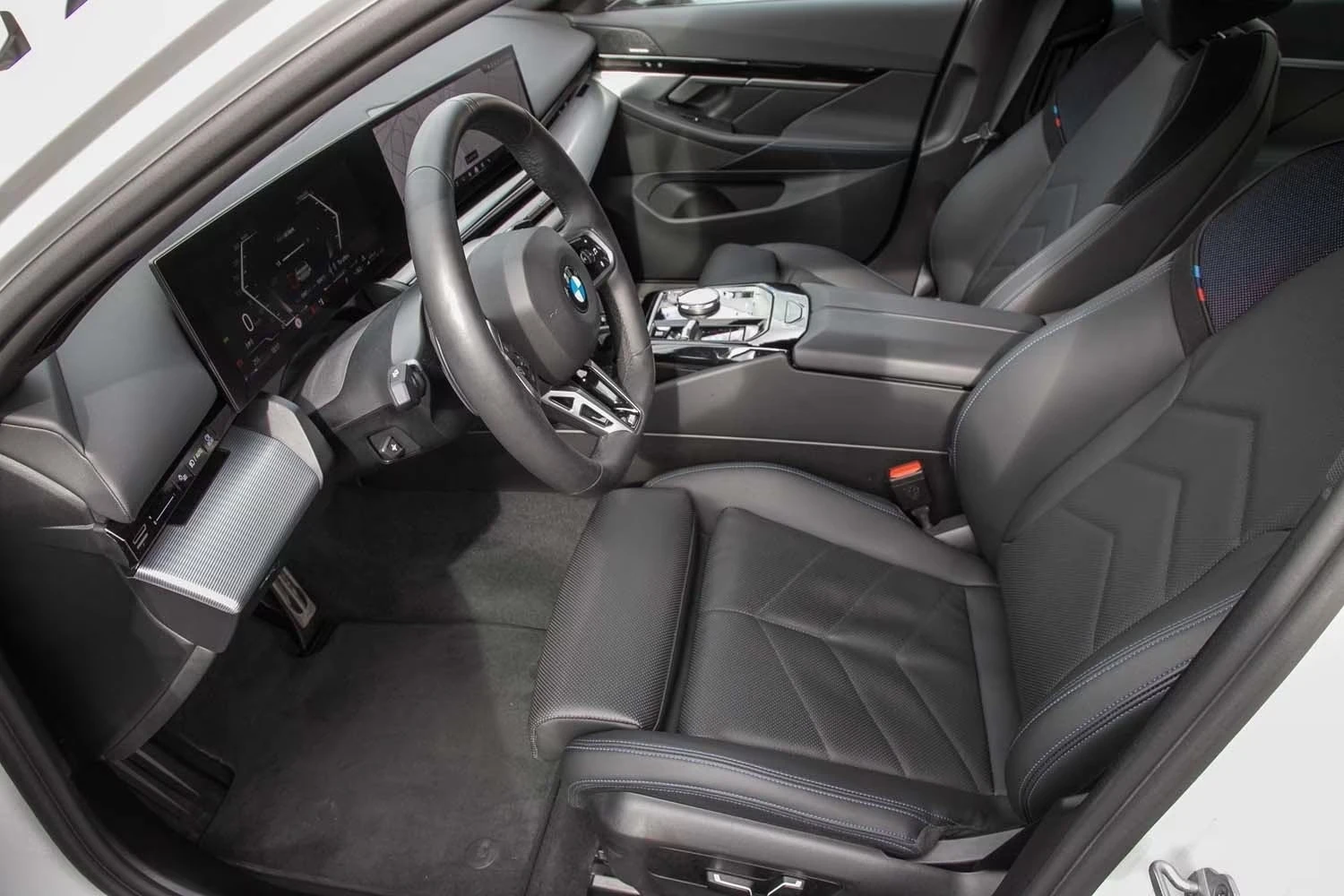 BMW 520 d M Sport/HARMAN KARDON/INDIVIDUAL, снимка 4 - Автомобили и джипове - 55263179