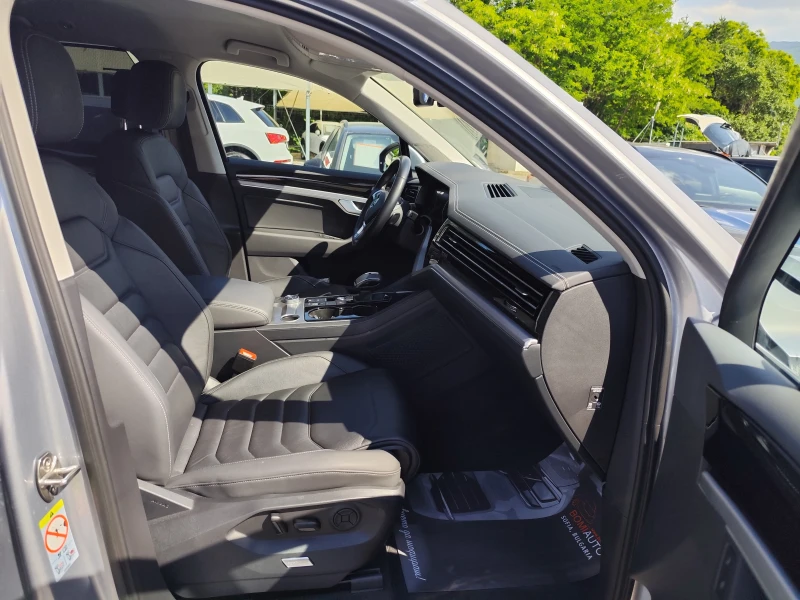 VW Touareg 3.0TDi* 4X4* VIRTUAL * ПОДГРЕВ*  LED* КОЖА* CARPLA, снимка 13 - Автомобили и джипове - 50537133