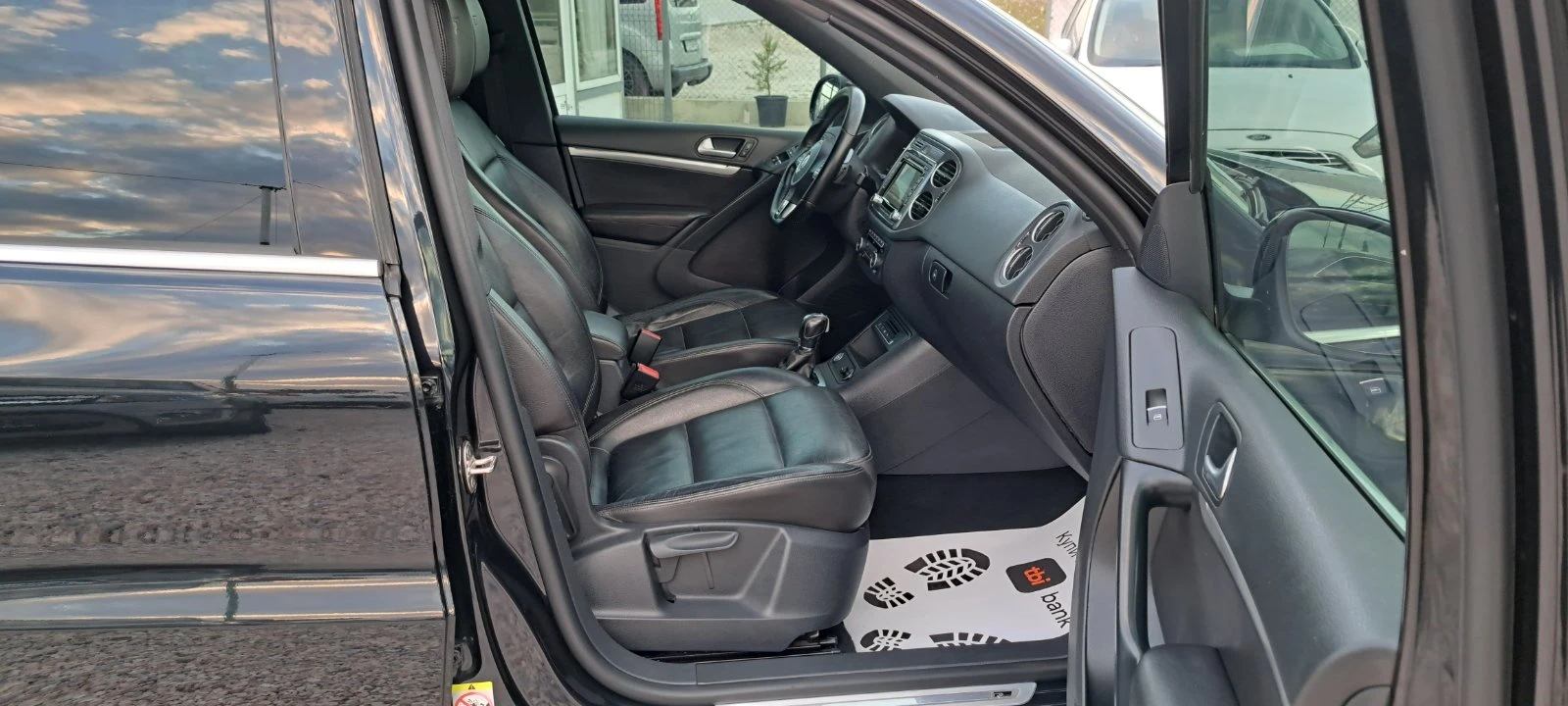 VW Tiguan 2.0 TDI R-LINE 4x4 Автомат Нави Кожа Панорама, снимка 16 - Автомобили и джипове - 53991097