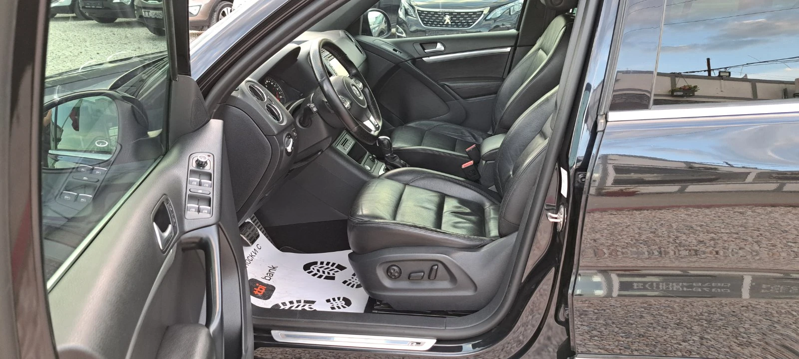 VW Tiguan 2.0 TDI R-LINE 4x4 Автомат Нави Кожа Панорама, снимка 9 - Автомобили и джипове - 53991097