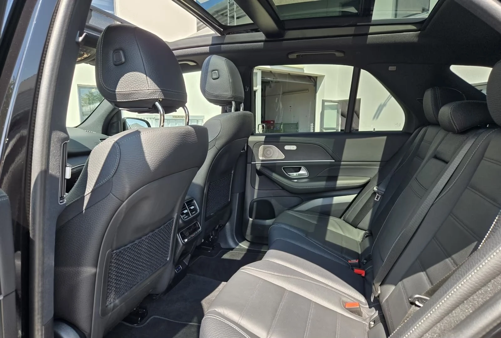 Mercedes-Benz GLE 580 NIGHT / 4M / BURM / HUD / PANO / 360 / MULTIBEAM /, снимка 11 - Автомобили и джипове - 55769050