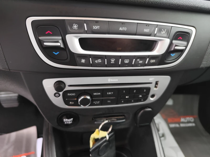 Renault Megane SPORTOUR* 1.5DCi* LED* EURO6B* NAVI* , снимка 9 - Автомобили и джипове - 52561701