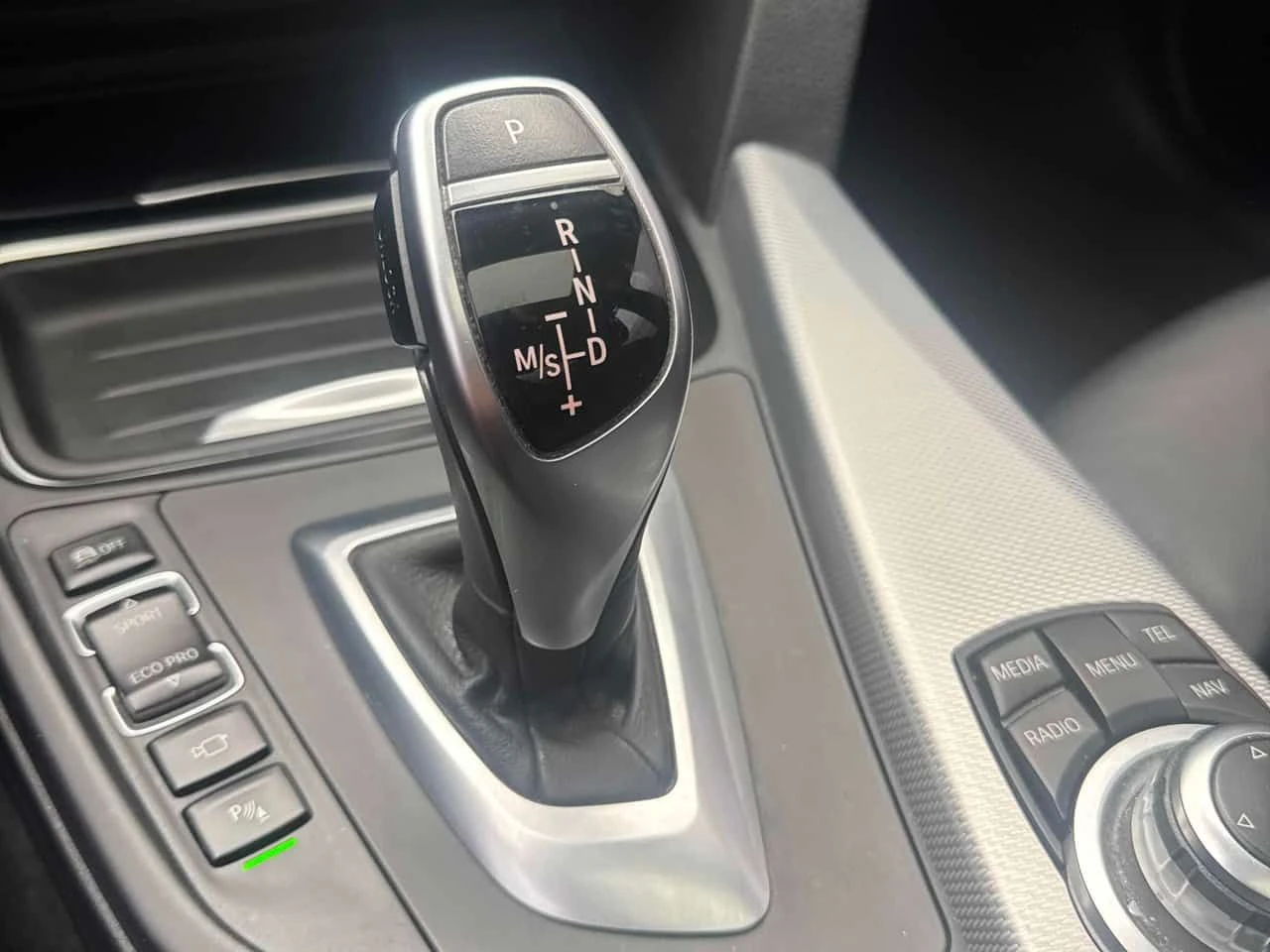 BMW 335 I xDrive * DISTRONIC* HARMAN/KARDON* 360* , снимка 13 - Автомобили и джипове - 54221388