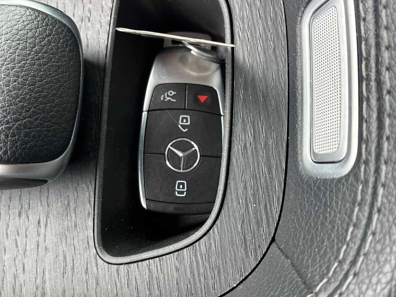 Mercedes-Benz GLE 450 * ДИСТРОНИК* 360 КАМЕРА* BURMESTER* ОБДУХВАНЕ* , снимка 15 - Автомобили и джипове - 54094391