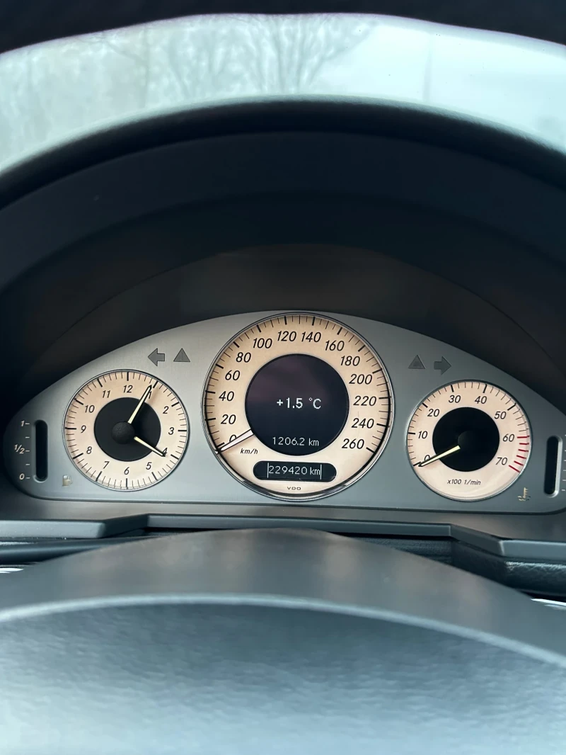 Mercedes-Benz E 500, снимка 12 - Автомобили и джипове - 52770663