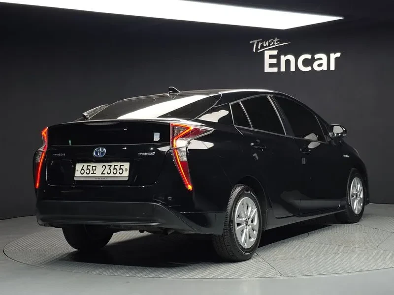 Toyota Prius 4Th Generation 1.8 E, снимка 2 - Автомобили и джипове - 55097000