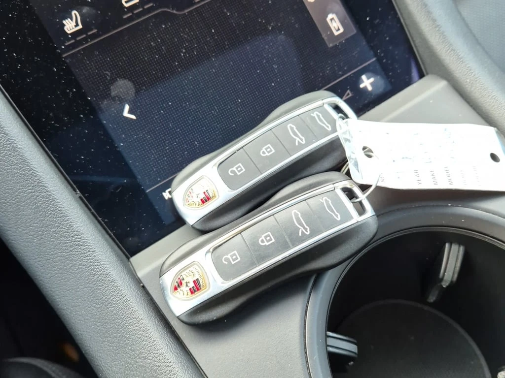 Porsche Taycan * 4S * CARFAX * ФИНАНСИРАНЕ - изображение 8